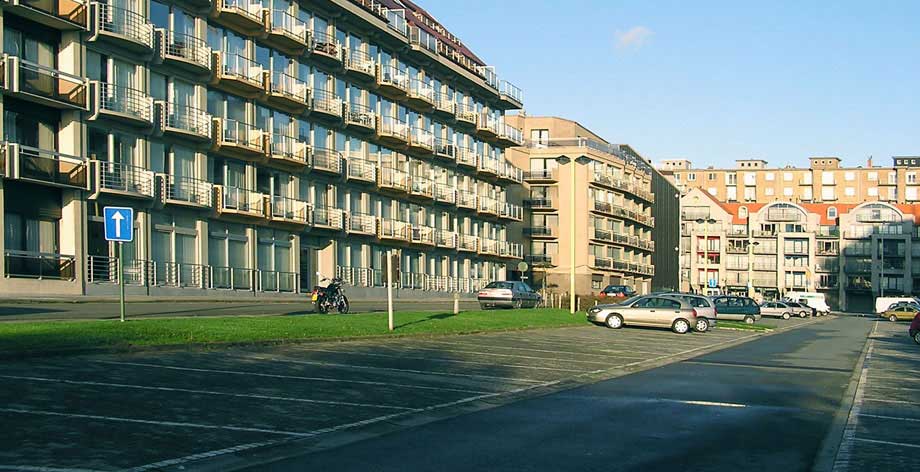 de parking langs de Dienstweg Havengeul waar het station lag